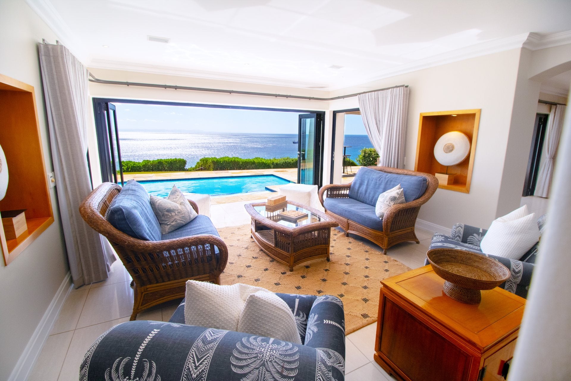 Ocean-facing lounge and pool photographed by Media Fans